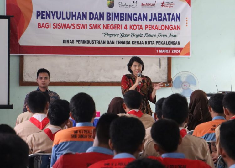 Dinperinaker Kota Pekalongan, Beri Bimbingan SMK 1 Dinperinaker Kota Pekalongan, Beri Bimbingan SMK