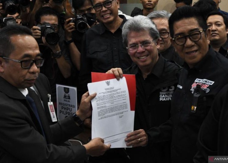 Ganjar-Mahfud Tuntut Diskualifikasi 02 hingga Pemilu Ulang di Petitum 1 Ganjar-Mahfud Tuntut Diskualifikasi 02 hingga Pemilu Ulang di Petitum