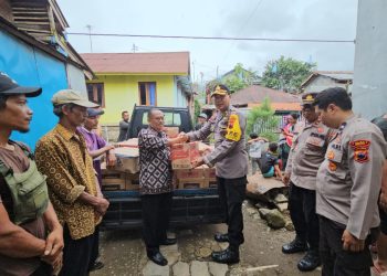 Polres Brebes Salurkan Bantuan Untuk Korban Tanah Bergerak Di Sirampog