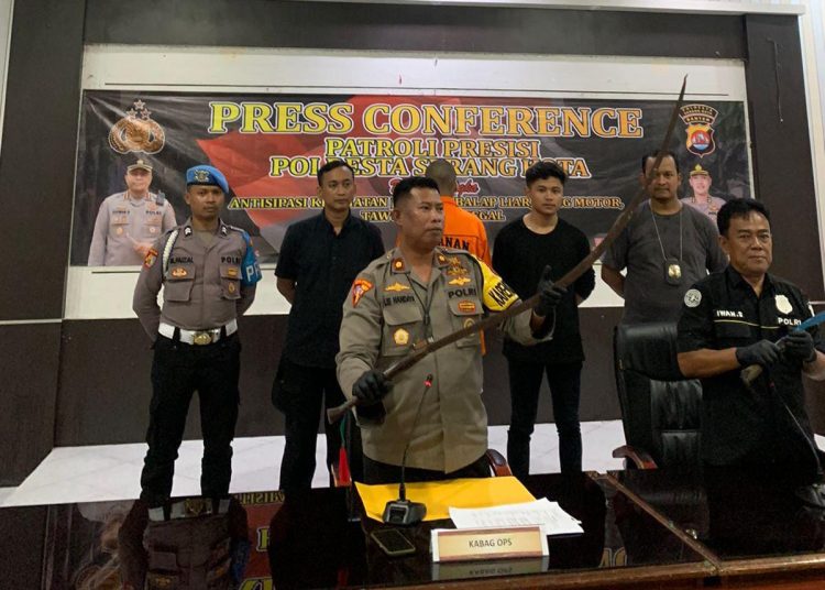 Lawan Arus, Pelajar SMK Kota Serang Ini Ancam Polisi dengan Senjata Tajam – Warga Berita 1 Lawan Arus, Pelajar SMK Kota Serang Ini Ancam Polisi dengan Senjata Tajam – Warga Berita