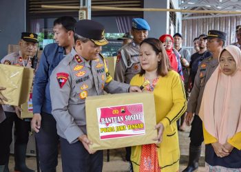Kunjungi Korban Banjir di Pekalongan, Kapolda Jawa Tengah Berikan Bantuan