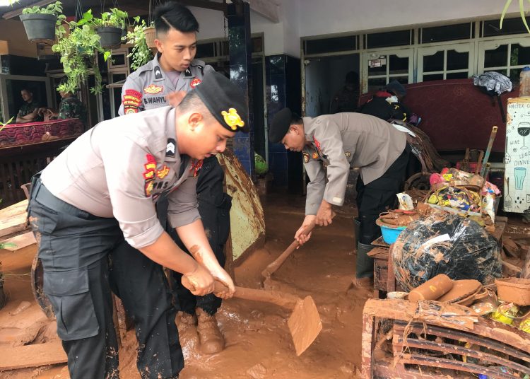 Polda Jateng terjunkan Personel Ditsamapta, Bantu Warga Terdampak Banjir di Pekalongan
