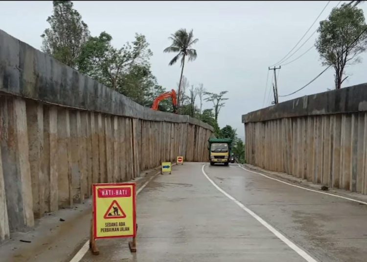 Tiang Penyangga Tanjakan Bangangah Diperbaiki, Dinas PUPR Targetkan Rampung Sebelum Lebaran – Warga Berita