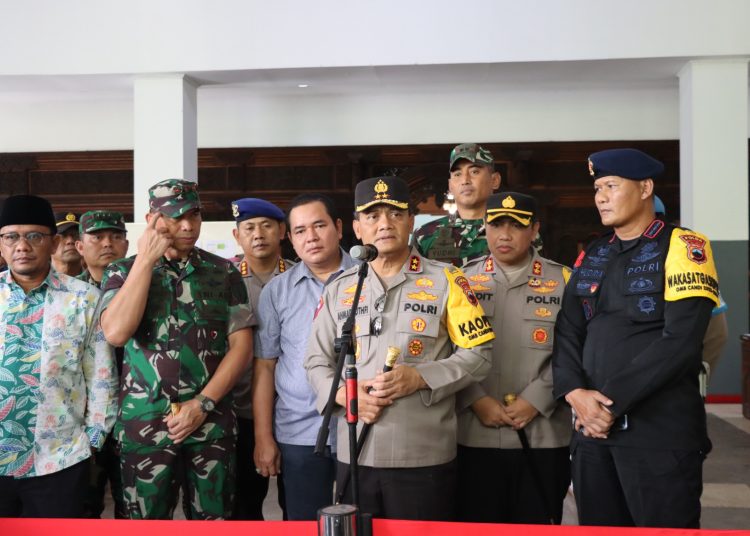 Di Kudus ada 1040 pengungsi akibat Banjir, Kapolda Jateng salurkan bantuan Sosial