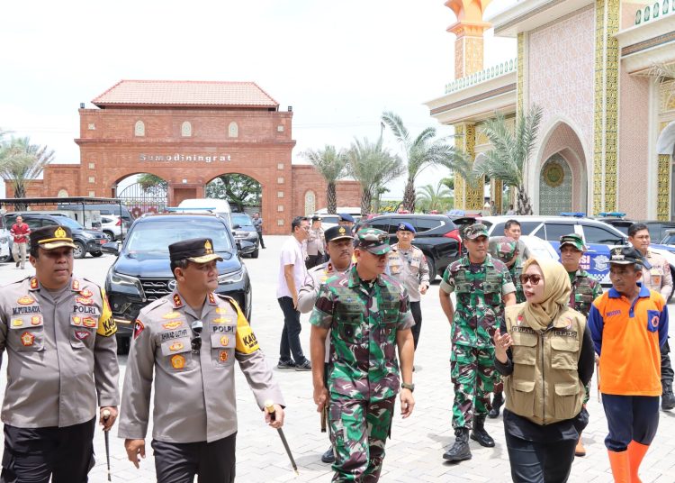 Kunjungi Korban Banjir di Demak, Kapolda Jateng : Segera Salurkan Logistik dan Obat - obatan 1 Kunjungi Korban Banjir di Demak, Kapolda Jateng : Segera Salurkan Logistik dan Obat – obatan
