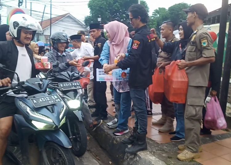 Bupati Pandeglang Bagi-bagi Takjil Gratis ke Pengguna Jalan – Warga Berita