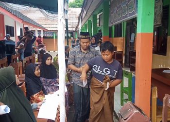 Siswa SMAN CMBBS Gelar Bakti Sosial Khitanan Massal dan Berbagi Sembako – Warga Berita