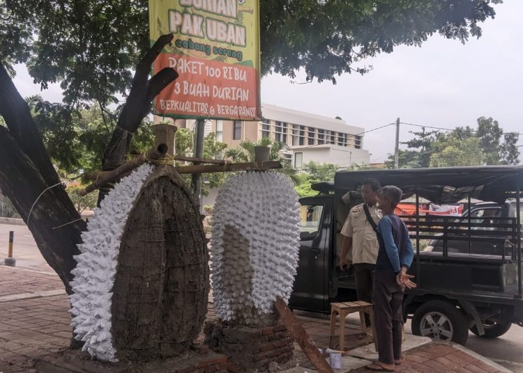 Tugu Durian Dibangun di Atas Trotoar JLS Cilegon, Satpol PP Minta Pedagang Bongkar – Warga Berita 1 Tugu Durian Dibangun di Atas Trotoar JLS Cilegon, Satpol PP Minta Pedagang Bongkar – Warga Berita