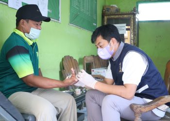 Undip Berikan Layanan Pengobatan Gratis Untuk Warga Terdampak Banjir di Demak