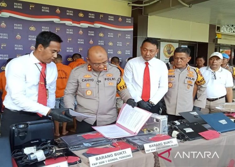 Polres Batang ungkap kasus pencurian barang elektronik di 11 sekolah