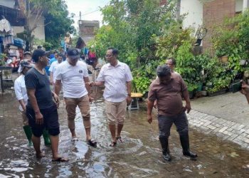 Ketua DPD Gerindra Jateng Tinjau Korban Banjir Kota Semarang, dan Serahkan Bantuan – Warga Berita