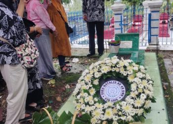 Peringati Dies Natalis ke-48, FIB UNS Ziarah ke Makam Dekan Terdahulu – Universitas Sebelas Maret