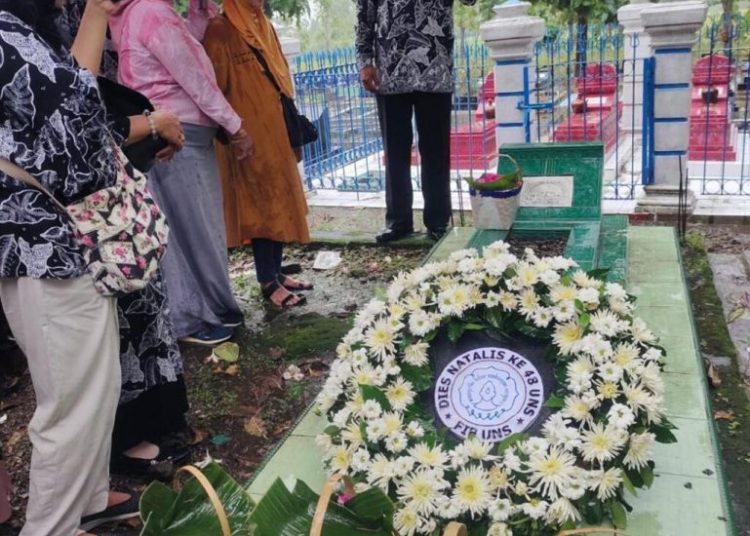 Peringati Dies Natalis ke-48, FIB UNS Ziarah ke Makam Dekan Terdahulu – Universitas Sebelas Maret 1 Peringati Dies Natalis ke-48, FIB UNS Ziarah ke Makam Dekan Terdahulu – Universitas Sebelas Maret