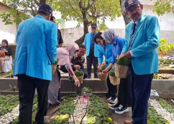 Pimpinan UNS Ziarah ke Makam Rektor Periode 2003-2011 – Universitas Sebelas Maret