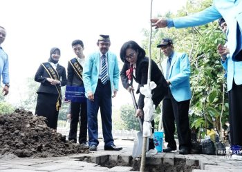 Plt. Rektor dan Guru Besar Baru UNS Tanam Pohon Langka Jelang Dies Natalis ke-48 – Universitas Sebelas Maret
