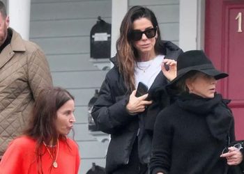 Jennifer Aniston dan Sandra Bullock Terlihat Keluar dari Klinik Bedah Plastik