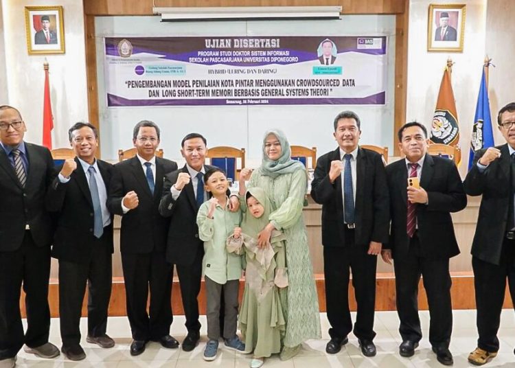 Lulusan Pertama Doktor Sistem Informasi Undip Raih IPK 4,00