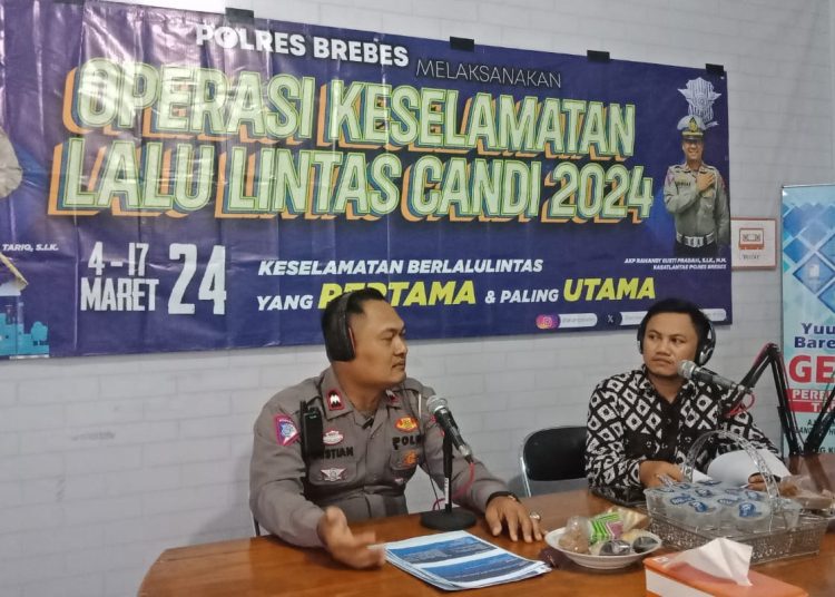 Ops Keselamatan Candi 2024, Polres Brebes Sosialisasaikan melalui Radio 1 Ops Keselamatan Candi 2024, Polres Brebes Sosialisasaikan melalui Radio
