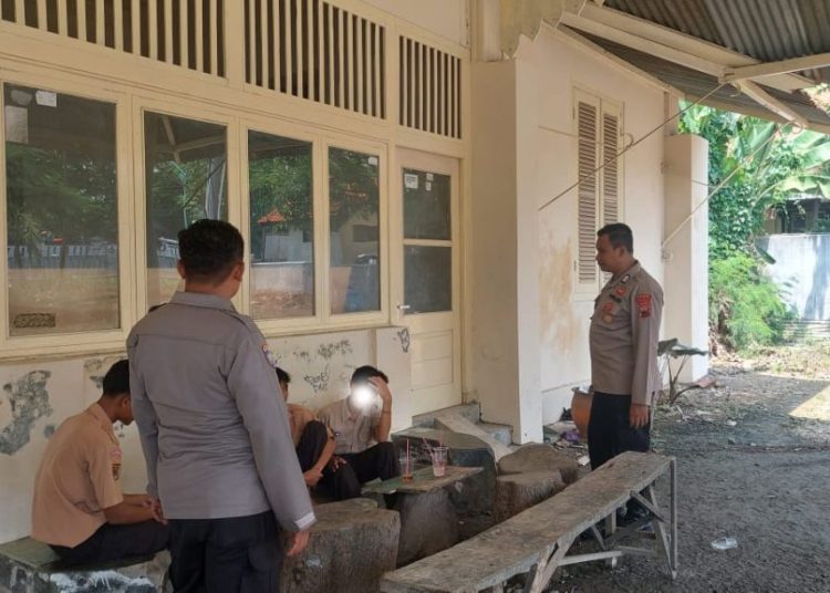 CEGAH KENAKALAN REMAJA, POLSEK BREBES RAZIA TEMPAT TONGKRONGAN ANAK YANG BOLOS SEKOLAH