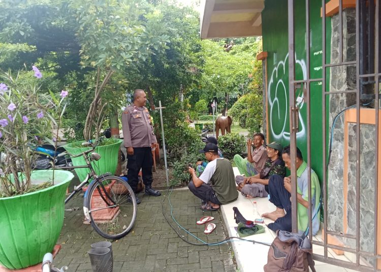 Patroli Polsek Brebes Sambang Kamtibmas Dengan Warga, Ini Yang Dilakukan