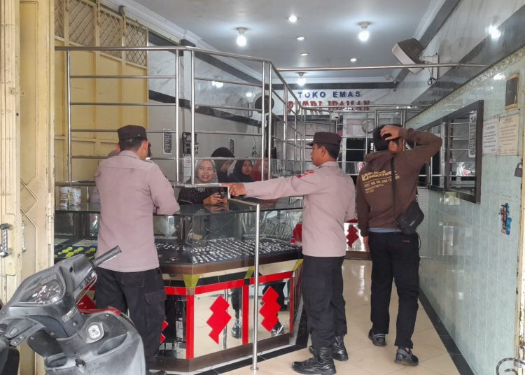 Antsipasi Kejahatan Curat, Polsek Banjarharjo Sambangi Toko Emas Di Bulan Ramadhan