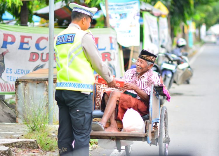 Ops Keselamatan Candi, Satlantas Polres Brebes Bagikan Takjil Untuk Berbuka Puasa