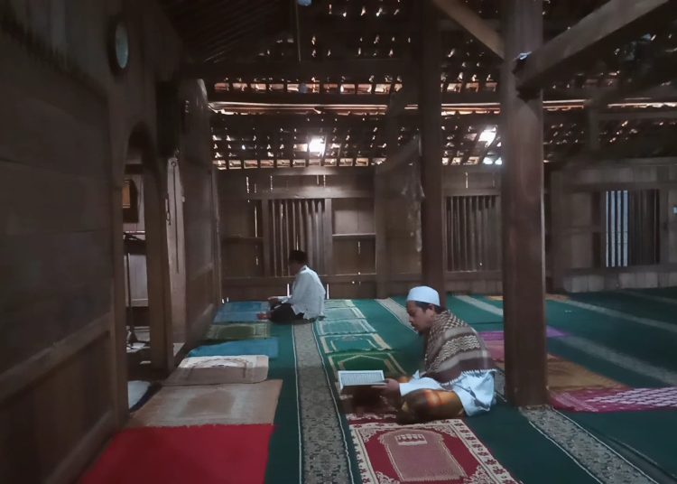 Masjid di Lereng Gunung Karang Diperkirakan Berusia Ratusan Tahun – Warga Berita
