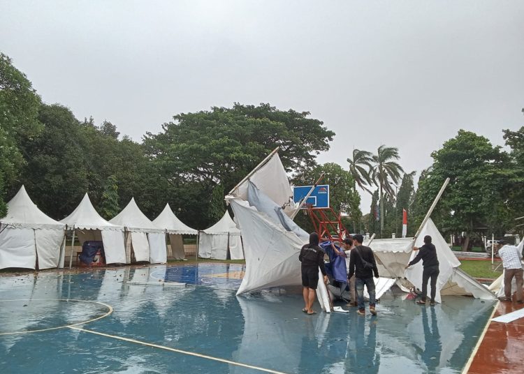 Tenda Bazar UMKM di Alun-alun Pandeglang Roboh Diterjang Angin – Warga Berita
