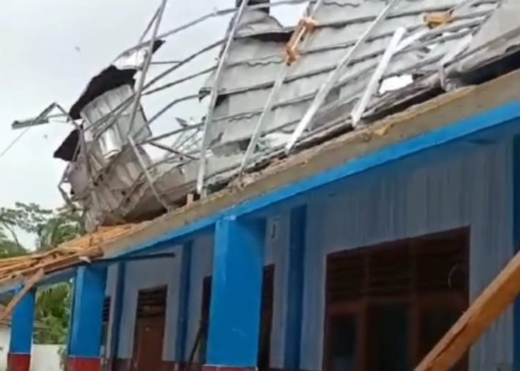 Bangunan Porak Poranda, Siswa SMA Negeri 15 Pandeglang Diliburkan – Warga Berita