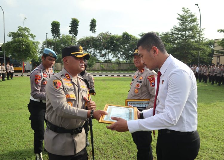 Sukses Ungkap Kasus Beras Oplosan, 2 Polisi Dapat Penghargaan – Warga Berita