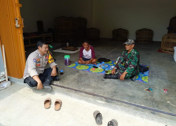 Sinergitas TNI-Polri,Bhabinakamtibmas Polsek Losari Sambang Tokoh Masyarakat Dengan Babinsa