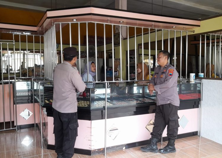 Cegah Kejahatan, Patroli Polsek Banjarharjo Sasar Toko Emas 1 Cegah Kejahatan, Patroli Polsek Banjarharjo Sasar Toko Emas