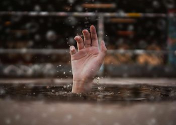 Berenang di Sungai Cisimeut, 2 Bocah Terseret Arus – Warga Berita