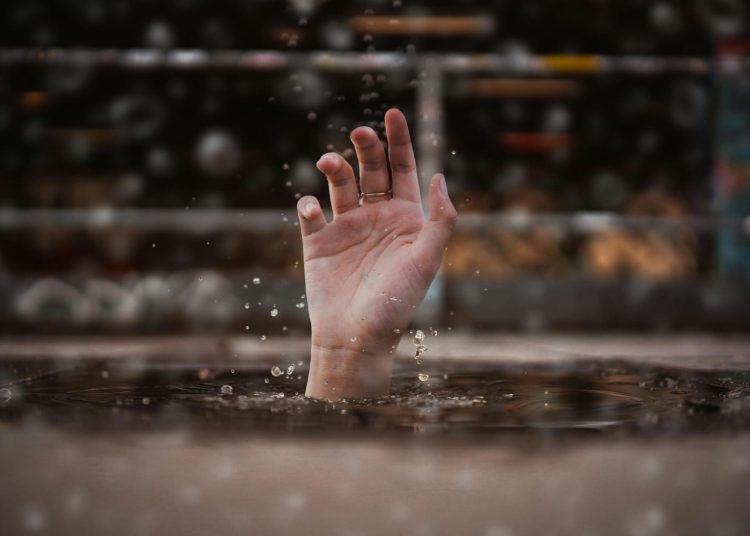Berenang di Sungai Cisimeut, 2 Bocah Terseret Arus – Warga Berita