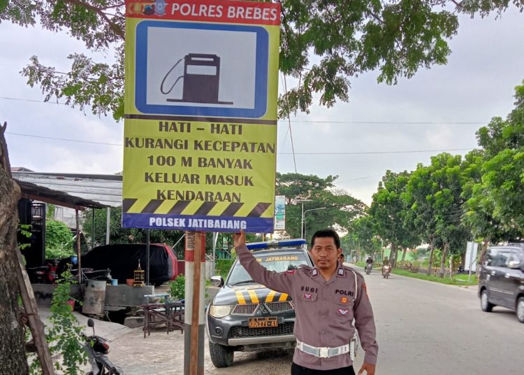 Jelang Ops Ketupat Candi 2024, Polsek Jatibarang Pasang Spanduk Imbauan dan Petunjuk Arah