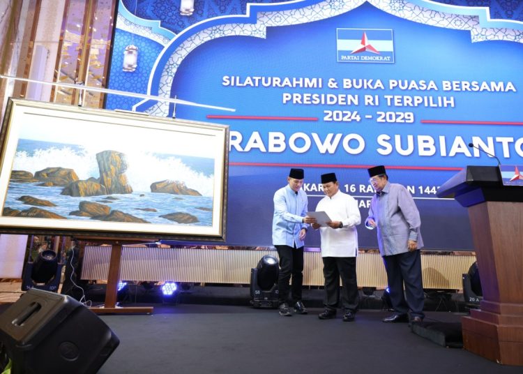 Prabowo Diberi Lukisan Tangan oleh SBY Saat Hadir Silaturahmi dan Bukber Partai Demokrat – Warga Berita