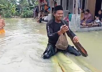 Kades di Pandeglang Terjang Banjir Pakai Rakit Gedebog Pisang – Warga Berita