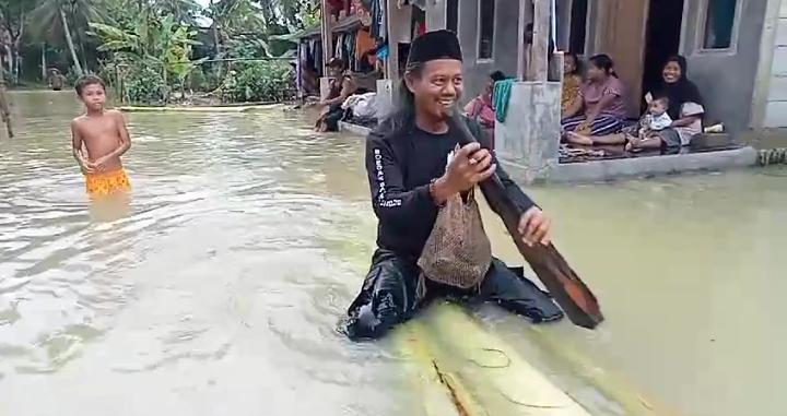 Kades di Pandeglang Terjang Banjir Pakai Rakit Gedebog Pisang – Warga Berita 1 Kades di Pandeglang Terjang Banjir Pakai Rakit Gedebog Pisang – Warga Berita