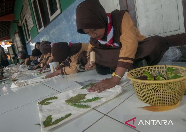 Siswa sekolah dasar belajar seni ecoprint