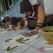 Siswa sekolah dasar belajar seni ecoprint