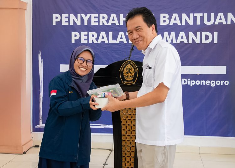Undip Gandeng Bank Mandiri Bagikan 1800 Paket Peralatan Mandi untuk Mahasiswa
