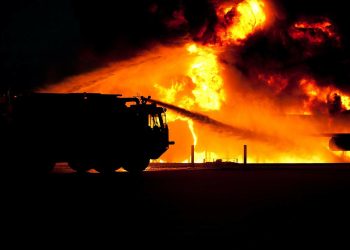 Gudang Peluru TNI Terbakar, Petugas Damkar Terpaksa Harus Menunggu Berhentinya Ledakan-ledakan yang Terjadi » Warga Berita