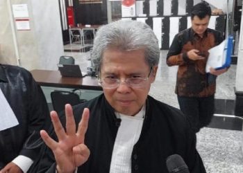 Usai Tim Hukum Ganjar dan Anies Konferensi Pers Bersama, Todung Acungkan 4 Jari, Ini Maknanya » Warga Berita