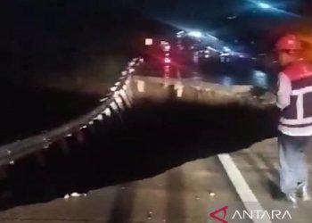 Mobil Terperosok di Jalan Tol Bocimi yang Ambrol Menganga, Padahal Belum Setahun Diresmikian Presiden Jokowi » Warga Berita