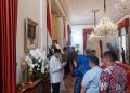 Open House Presiden Jokowi di Istana Sempat Ricuh, Masyarakat Sampai Gulingkan Meja » Warga Berita 12 Open House Presiden Jokowi di Istana Sempat Ricuh, Masyarakat Sampai Gulingkan Meja » Warga Berita