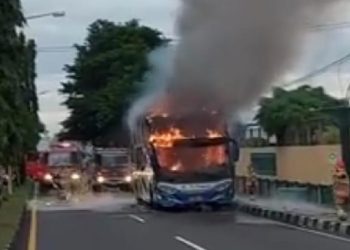 Korsleting Saluran Freon AC, Bus PO Haryanto Ludes Terbakar, 10 Penumpang Selamat » Warga Berita