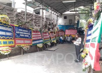 Dibanjiri Karangan Bunga Bernada Dukung Prabowo-Gibran, MK Tak Berani Pajang di Depan Gedung » Warga Berita