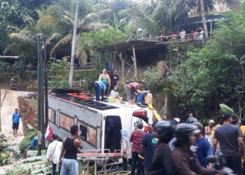 Bus Terguling di Jalan Imogiri Panggang, 7 Orang Dilarikan ke Rumah Sakit » Warga Berita