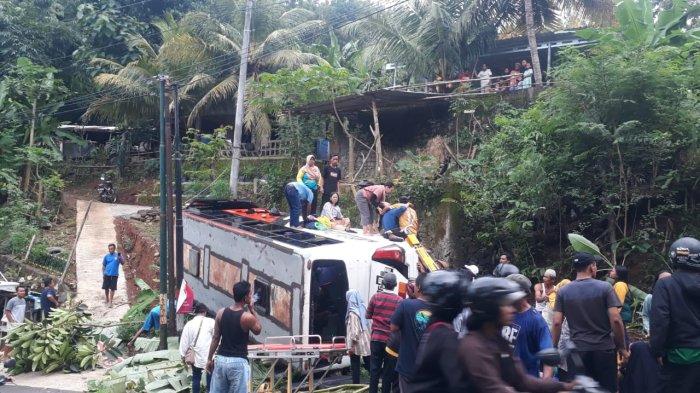 Bus Terguling di Jalan Imogiri Panggang, 7 Orang Dilarikan ke Rumah Sakit » Warga Berita 1 Bus Terguling di Jalan Imogiri Panggang, 7 Orang Dilarikan ke Rumah Sakit » Warga Berita