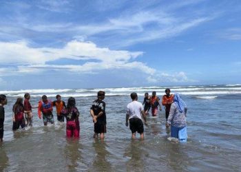 Tak Gubris Peringatan Petugas, 3 Pelajar Pria Asal Madiun Ini Terseret Arus di Pantai Parangtritis » Warga Berita